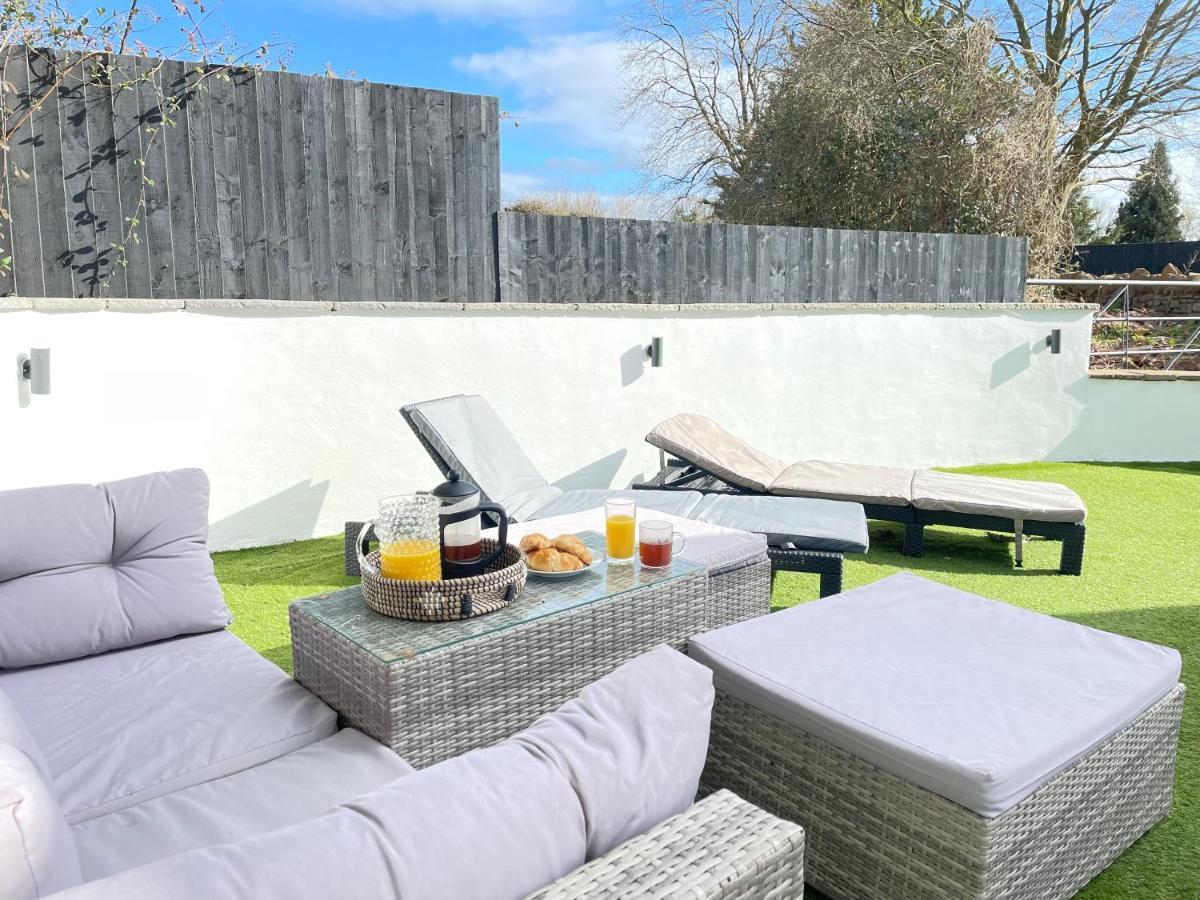 2 Bedroom Cosy Cottage With Hot Tub In Hambrook Close To Bristol City Centre Esterno foto