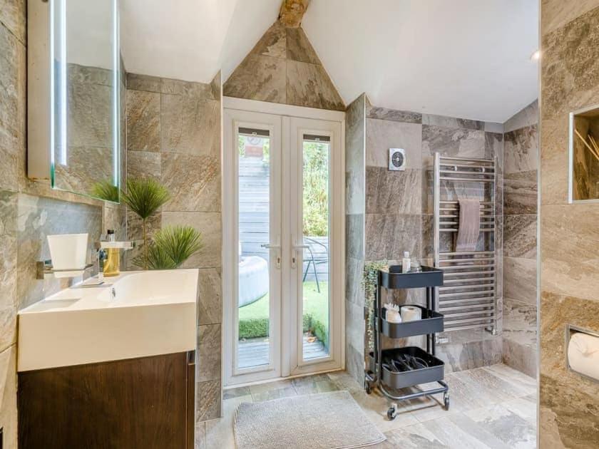 2 Bedroom Cosy Cottage With Hot Tub In Hambrook Close To Bristol City Centre Esterno foto